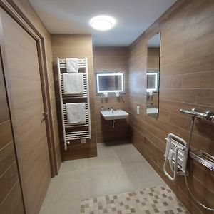 Studio Lit King-Size